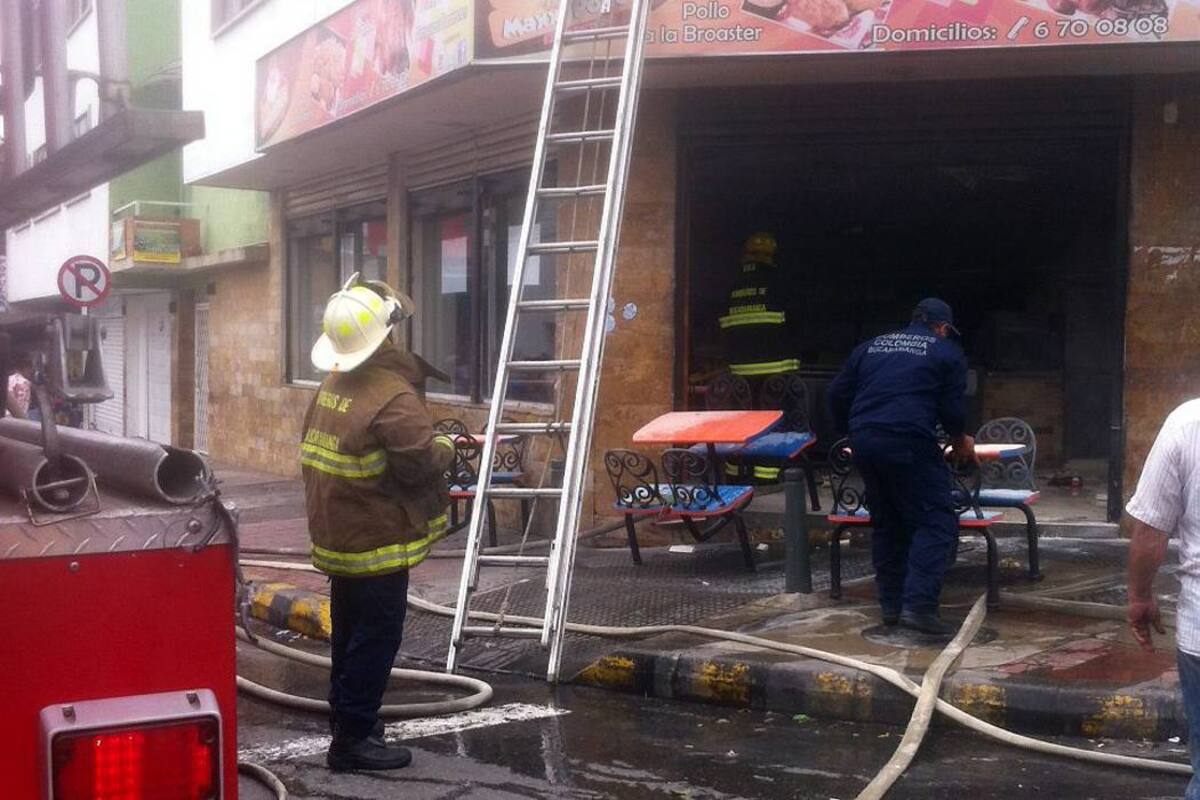 Incendio consumió un restaurante en el centro de Bucaramanga (Foto: Yenny Carolina Rodríguez Barajas/VANGUARDIA LIBERAL)