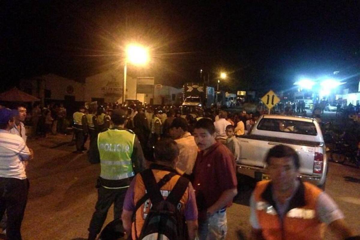 Cafeteros de Aratoca bloquearon por cuatro horas la vía a Bogotá (Foto: Suministrada: Gloria Nayibe Ortiz/ VANGUARDIA LIBERAL)
