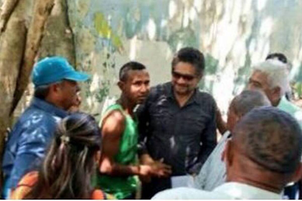 'Las Farc están de campaña por la paz con armas en La Guajira' (Foto: Tomado de @AndresFeArcos)