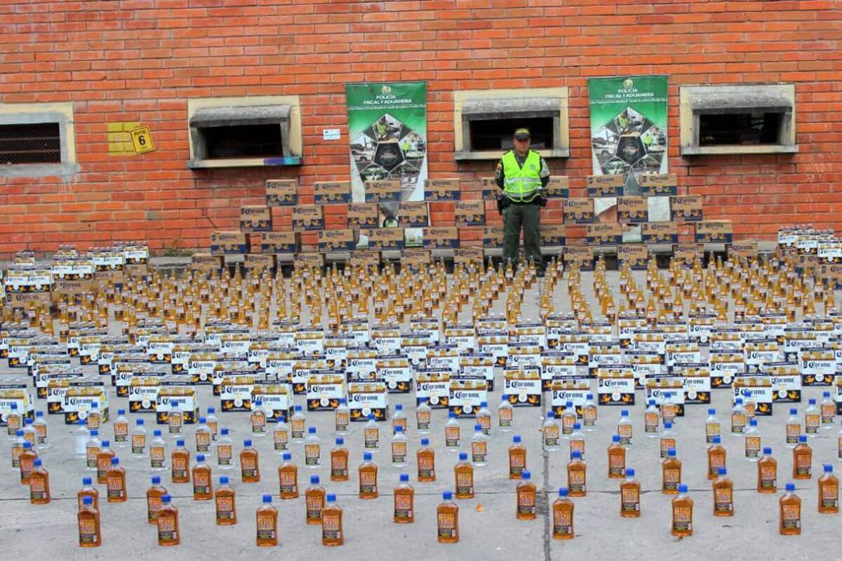 Incautan 6.500 botellas de licor de contrabando en Bucaramanga (Foto: SUMINISTRADA/VANGUARDIA LIBERAL)
