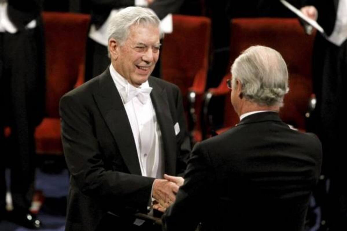 El escritor hispano-peruano recoge la medalla y el diploma que le reconocen como premio Nobel de Literatura.(Foto: Efe / VANGUARDIA LIBERAL)