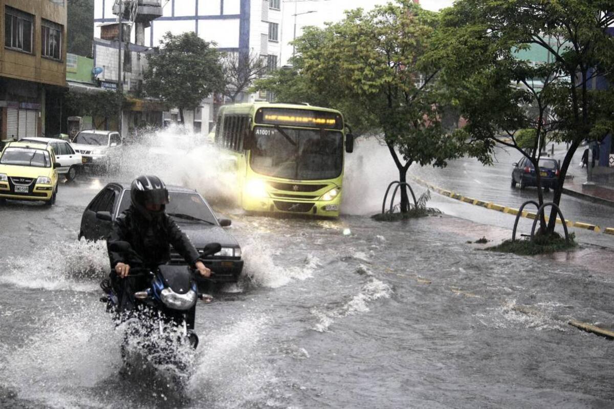 ¿Por qué se inundan las vías cada vez que llueve en Bucaramanga? (Foto: Javier Gutierrez /VANGUARDIA LIBERAL)