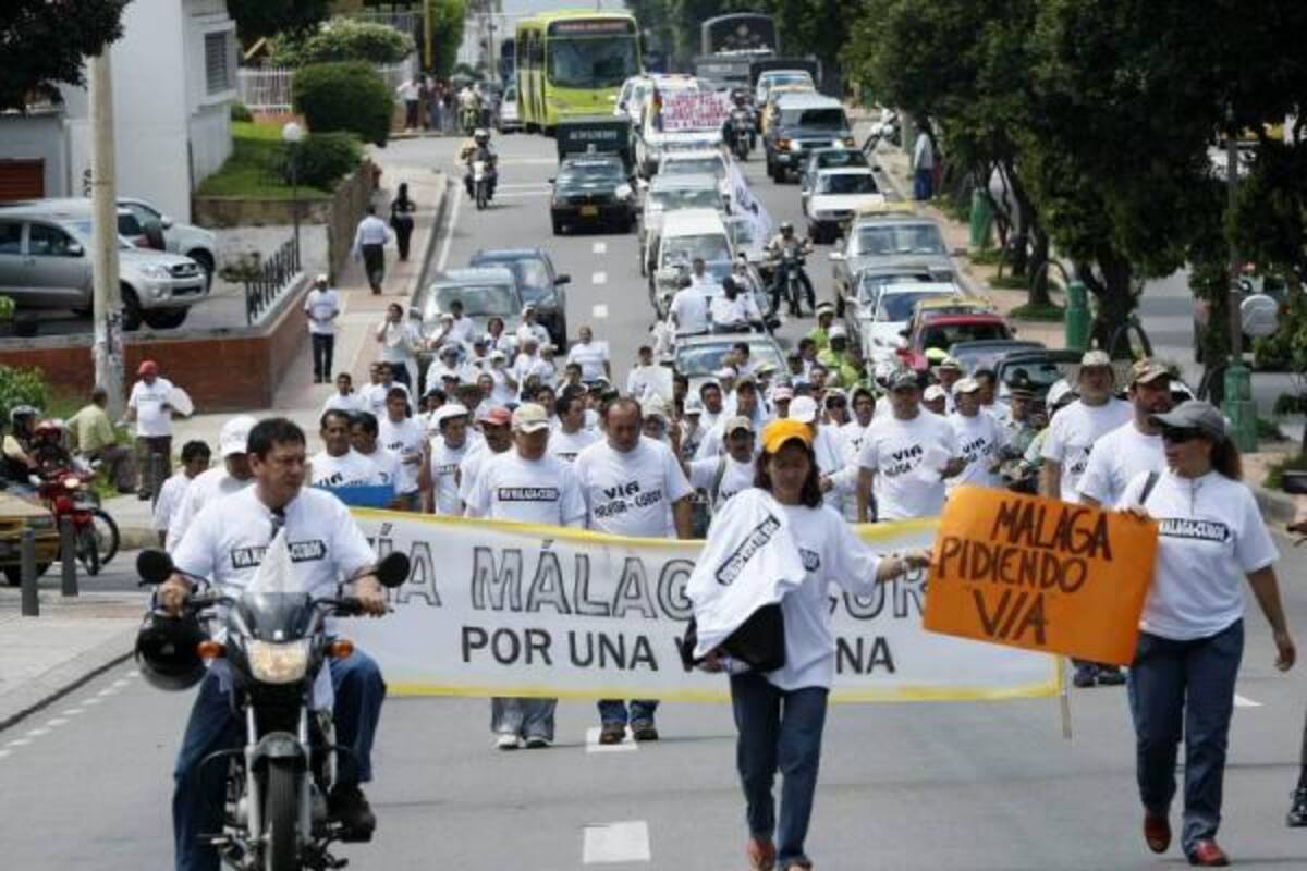 La marcha de los rovirenses a su paso por la autopista.(Foto: César Flórez/VANGUARDIA LIBERAL )