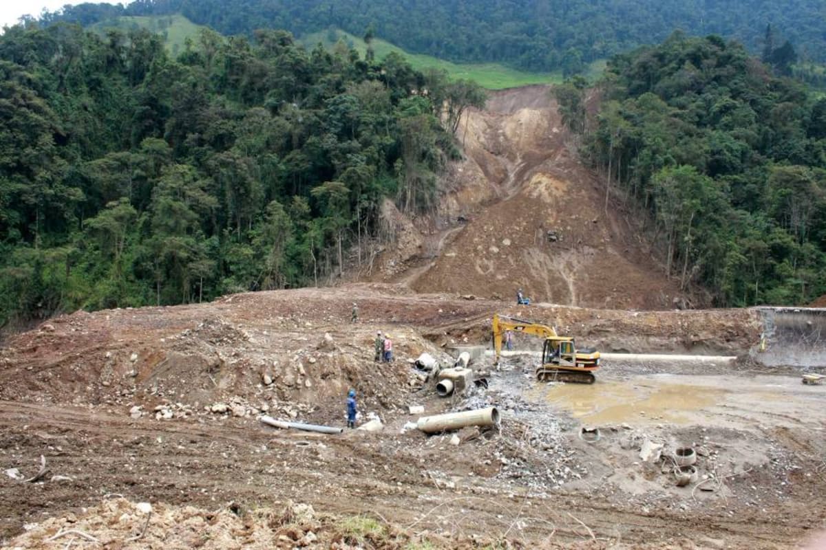 Las obras continúan para reestablecer el servicio de acueducto en la ciudad de Manizales. (Foto: Colprensa/VANGUARDIA LIBERAL)