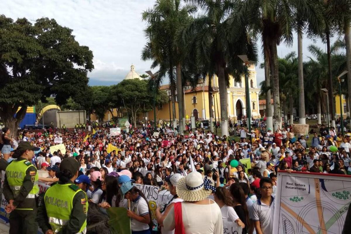 Estudiantes de la Normal Superior marcharon para rechazar obras de intercambiador (Foto: Milton Velosa /VANGUARDIA LIBERAL)