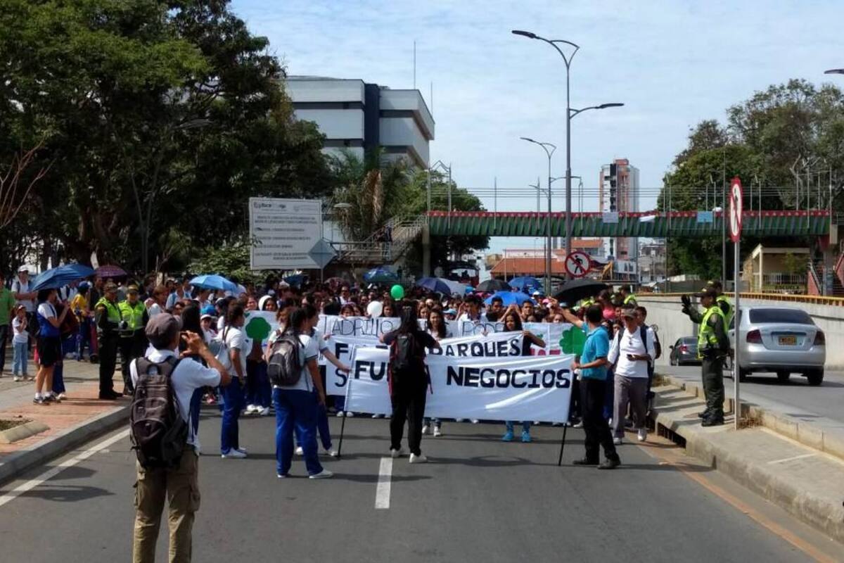 Estudiantes de la Normal Superior marcharon para rechazar obras de intercambiador (Foto: Milton Velosa /VANGUARDIA LIBERAL)