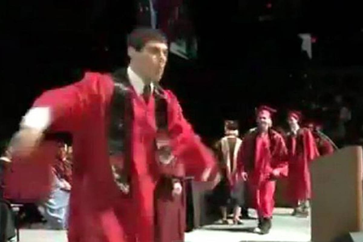 Se quería lucir en su graduación y terminó haciendo el ridículo (Foto: Foto: Youtube)