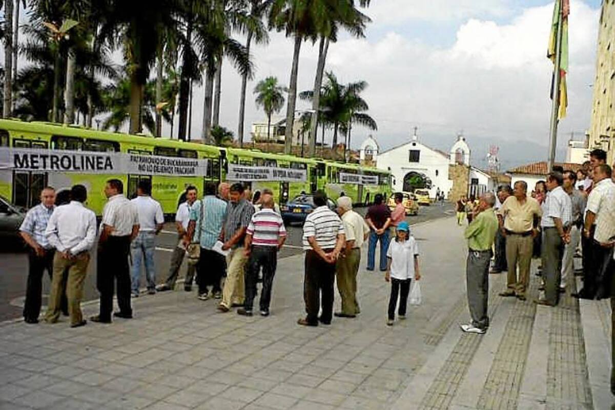 Protesta de conductores y socios de Metrolínea por retraso en obras (Foto: Sindy Ailim García/VANGUARDIA LIBERAL)