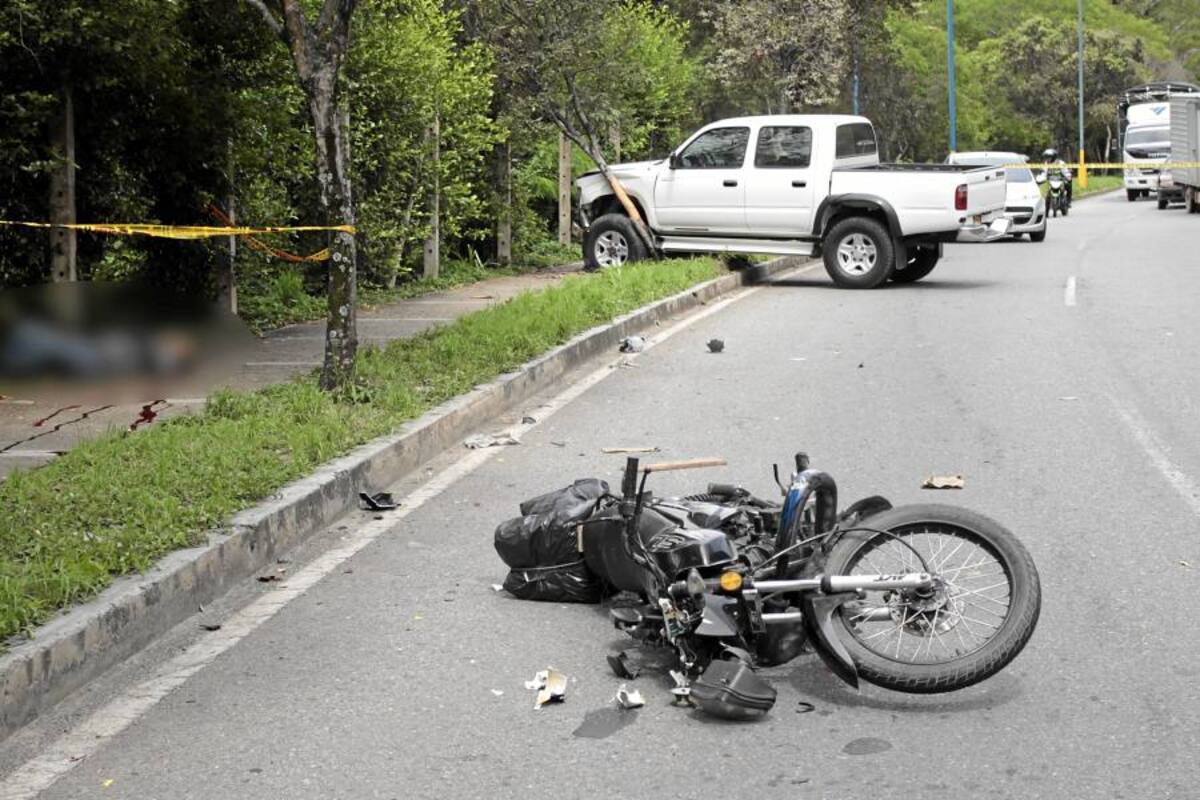 Motociclista muere luego de choque múltiple en Bucaramanga (Foto: Javier Gutiérrez/ VANGUARDIA LIBERAL)
