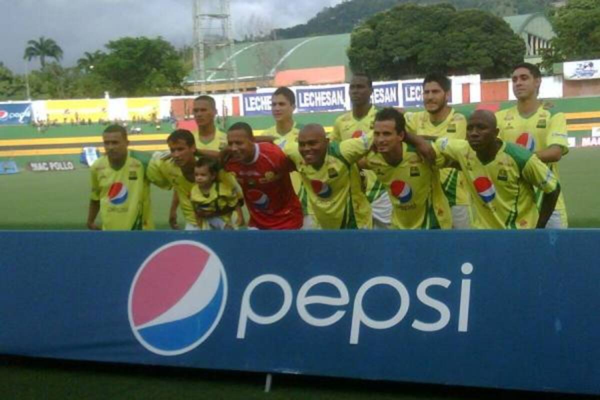Este es el equipo titular que a esta hora enfrenta a Juventud, en el estadio 'Alfonso López' de Bucaramanga.(Foto: Tomada con celular / VANGUARDIA LIBERAL)