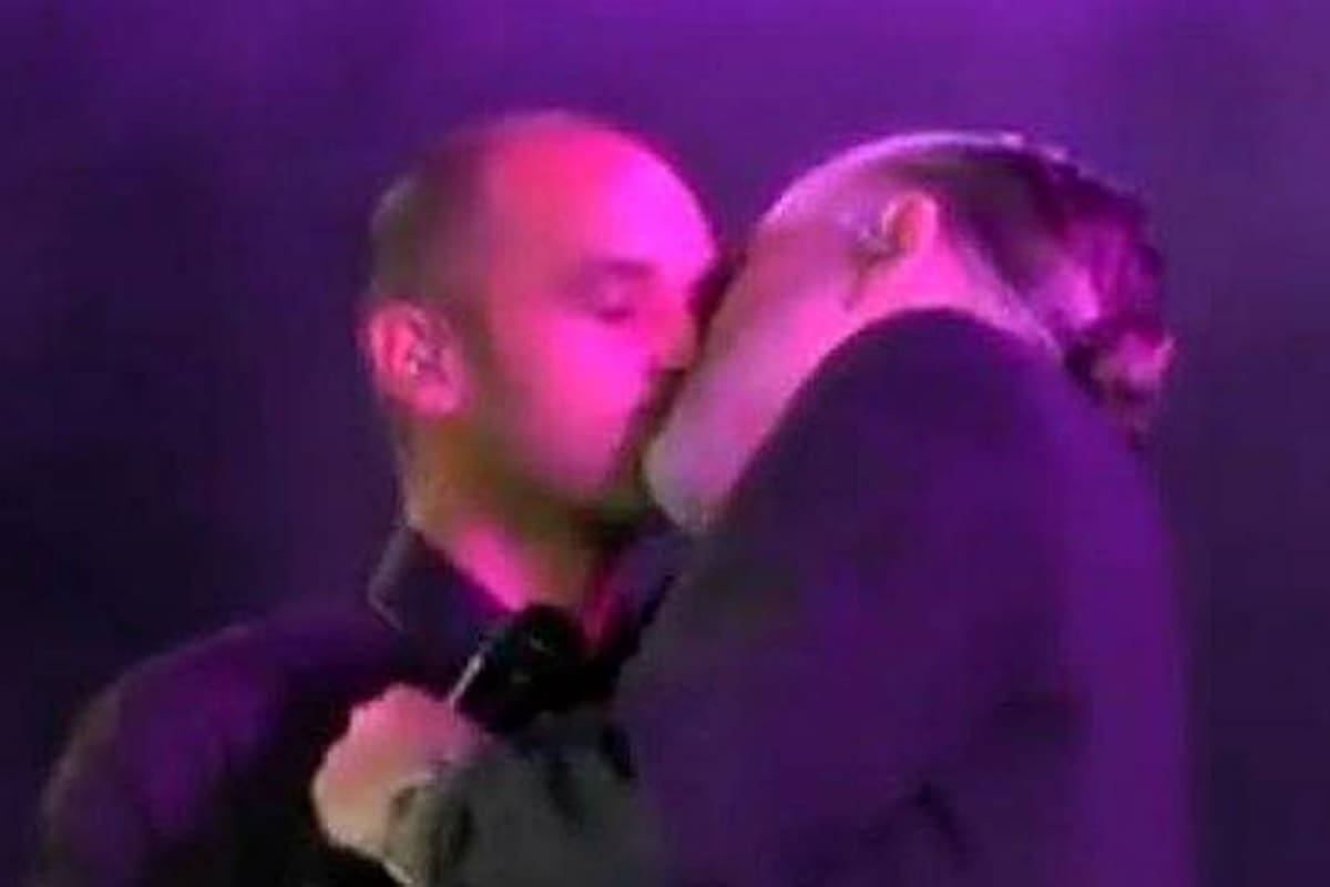 Miguel Bosé besa al guitarrista de su banda en público (Foto: TOMADO DEABC.ES/VANGUARDIA LIBERAL)