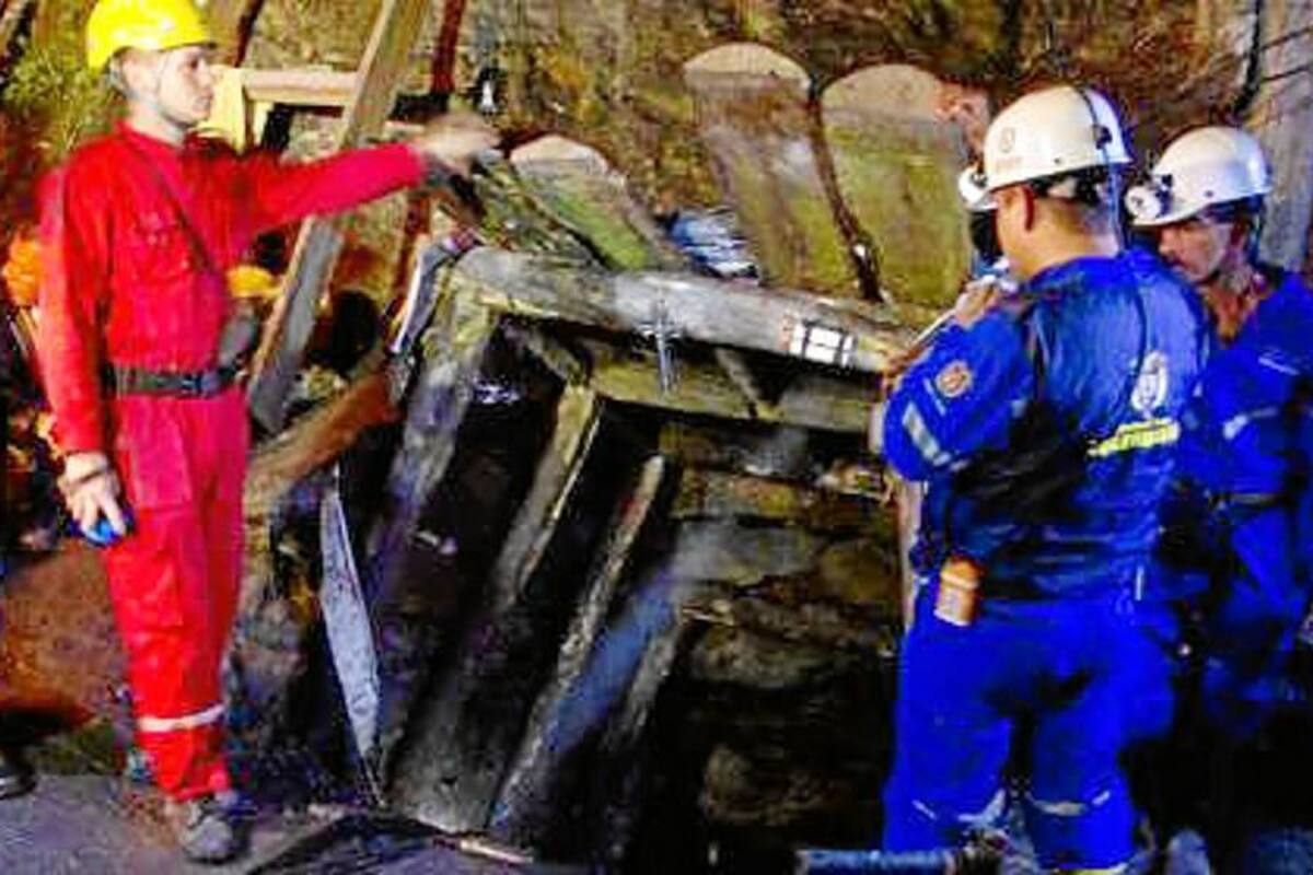 Rescatado uno de los nueve mineros en Angelópolis (Foto: Tomada de elcolombiano.com/VANGUARDIA LIBERAL)
