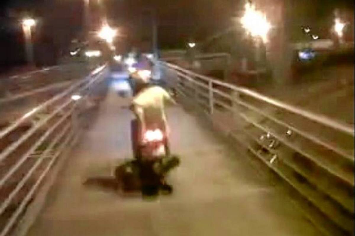 Peligrosas maniobras de motociclistas en puente peatonal de Metrolínea (Foto: Archivo/VANGUARDIA LIBERAL)