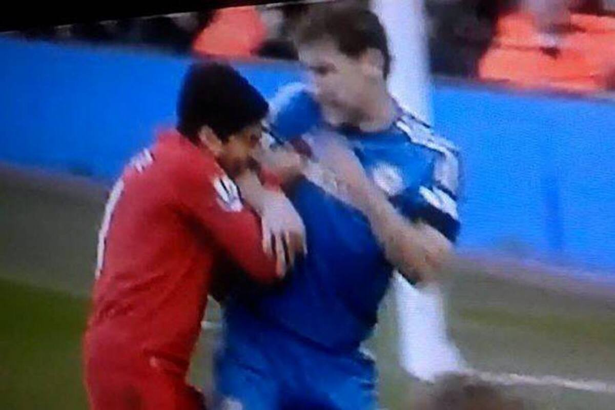 Liverpool multa a Luis Suárez por morder el brazo de Ivanovic (Foto: Tomada de agencias/VANGUARDIA LIBERAL)