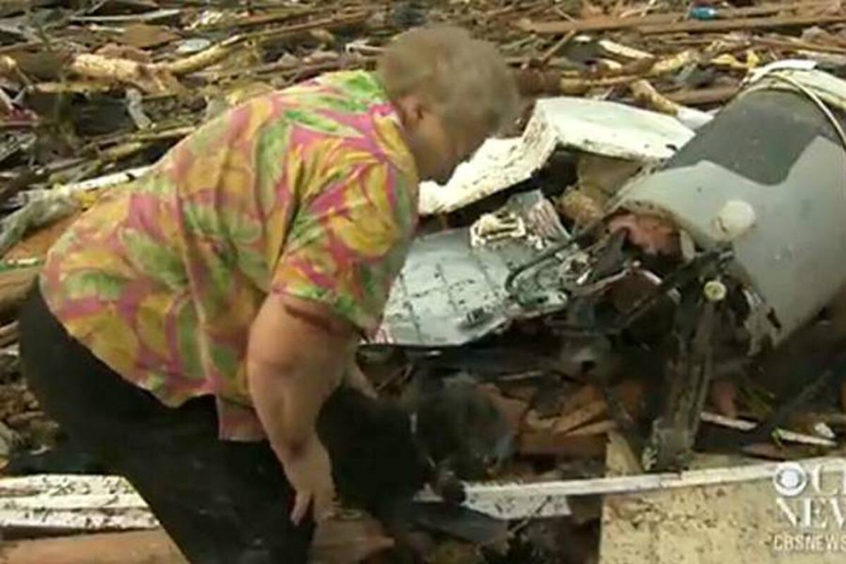 Luego del tornado, mujer halla vivo a su perro durante entrevista (Foto: Tomada de Internet/ VANGUARDIA LIBERAL)