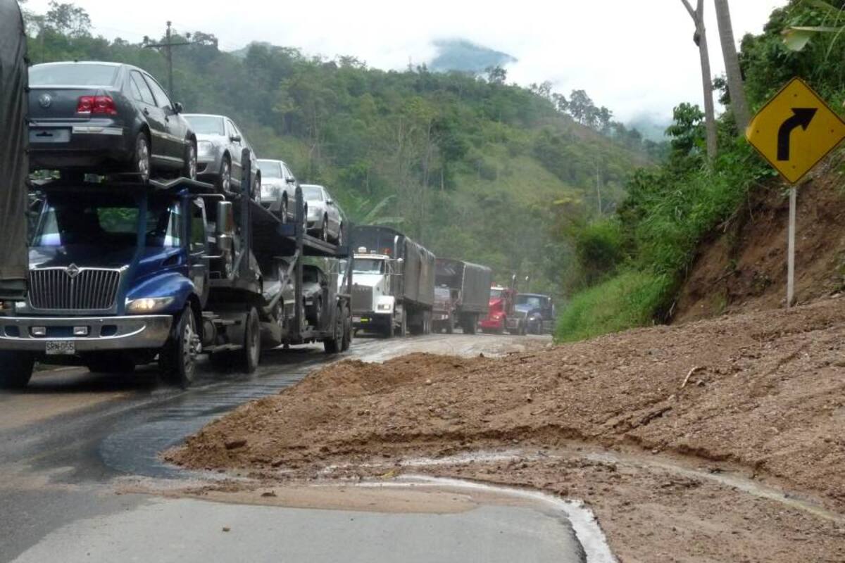 La funcionaria de la concesión vial Autopistas de Santander, ASA, Irely Guzmán, confirmó a Vanguardia.com que hay paso restringido en la vía al aeropuerto de Palonegro. (Foto: Archivo/VANGUARDIA LIBERAL)