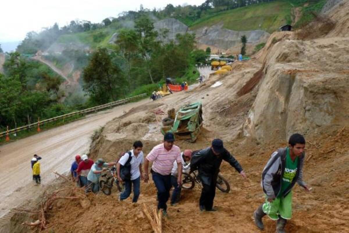 La tierra se llevó varios conductos que permitían el transporte de cemento para realizar las obras de contención.(Foto: Nelson Díaz / VANGUARDIA LIBERAL)