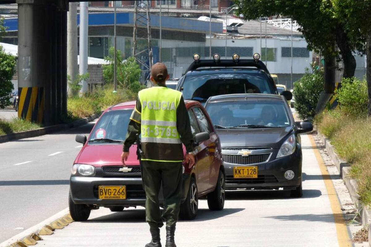 Conductores sancionados por usar el carril de Metrolínea. (Foto: Javier Gutiérrez/ Vanguardia Liberal)