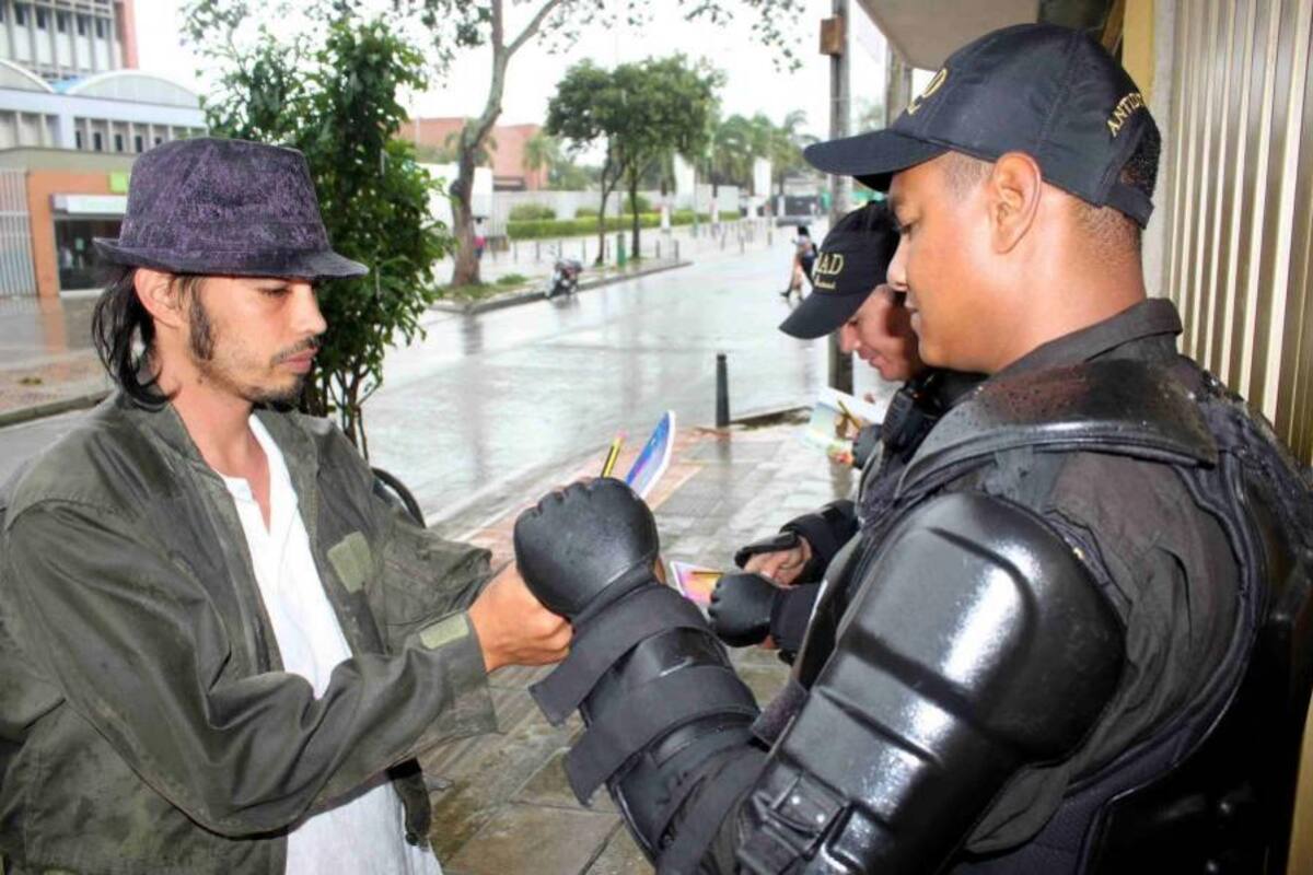 Andrés Mogollón entrega cuadernos a los integrantes del Esmad. (Foto: Nelson Díaz/ VANGUARDIA LIBERAL)