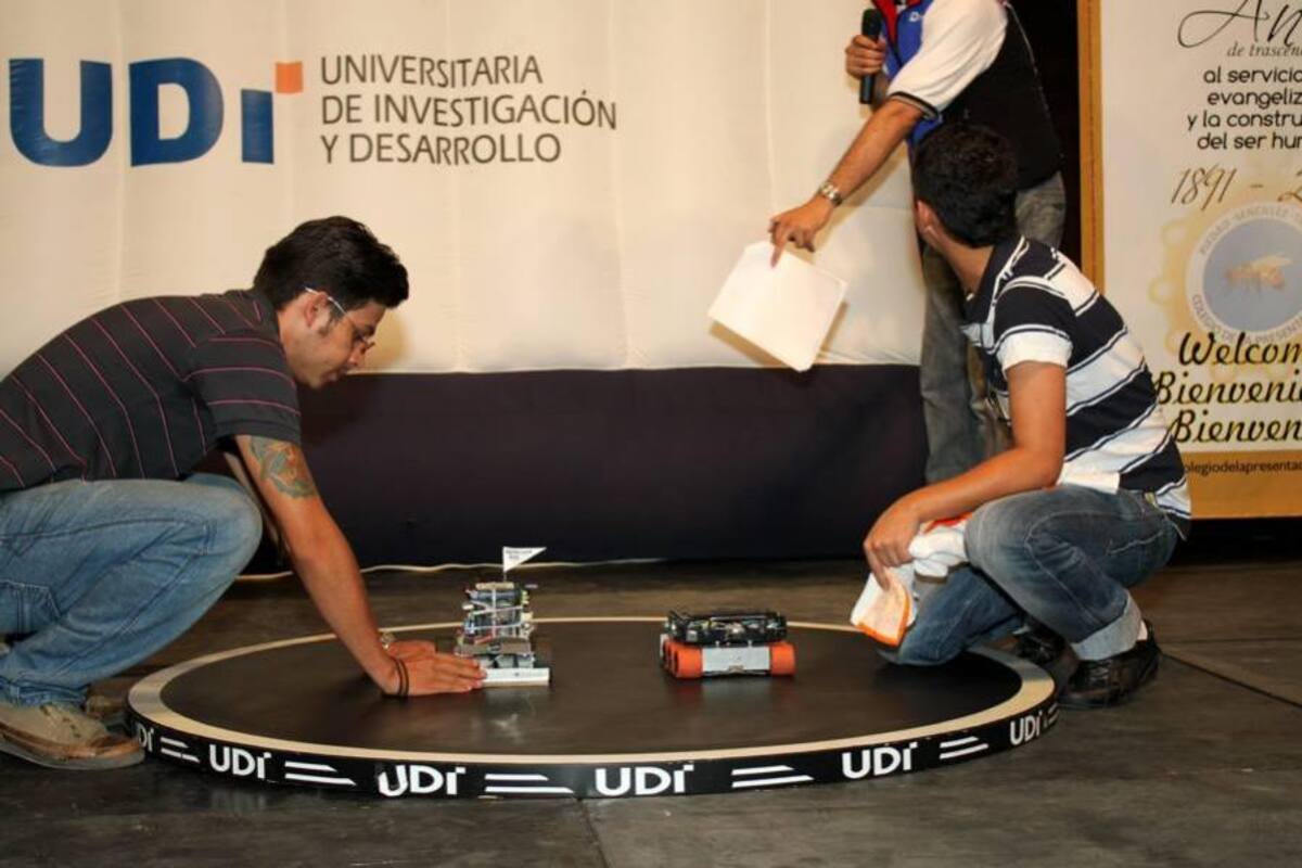 Estudiantes de Bucaramanga pusieron a prueba sus robots. (Foto: Nelson Díaz/VanguardiaLiberal)