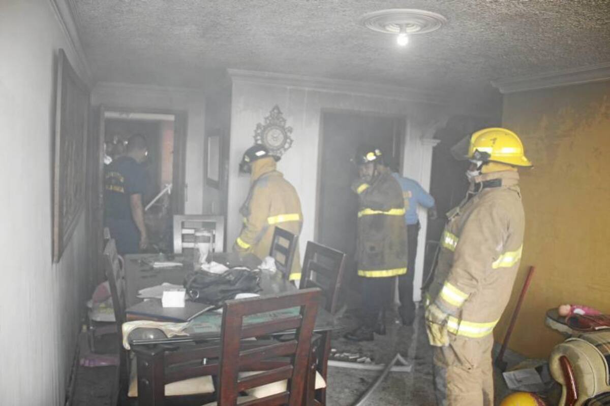 Bomberos controlaron incendio en el barrio La Aurora (Foto: Nelson Díaz/VANGUARDIA LIBERAL)