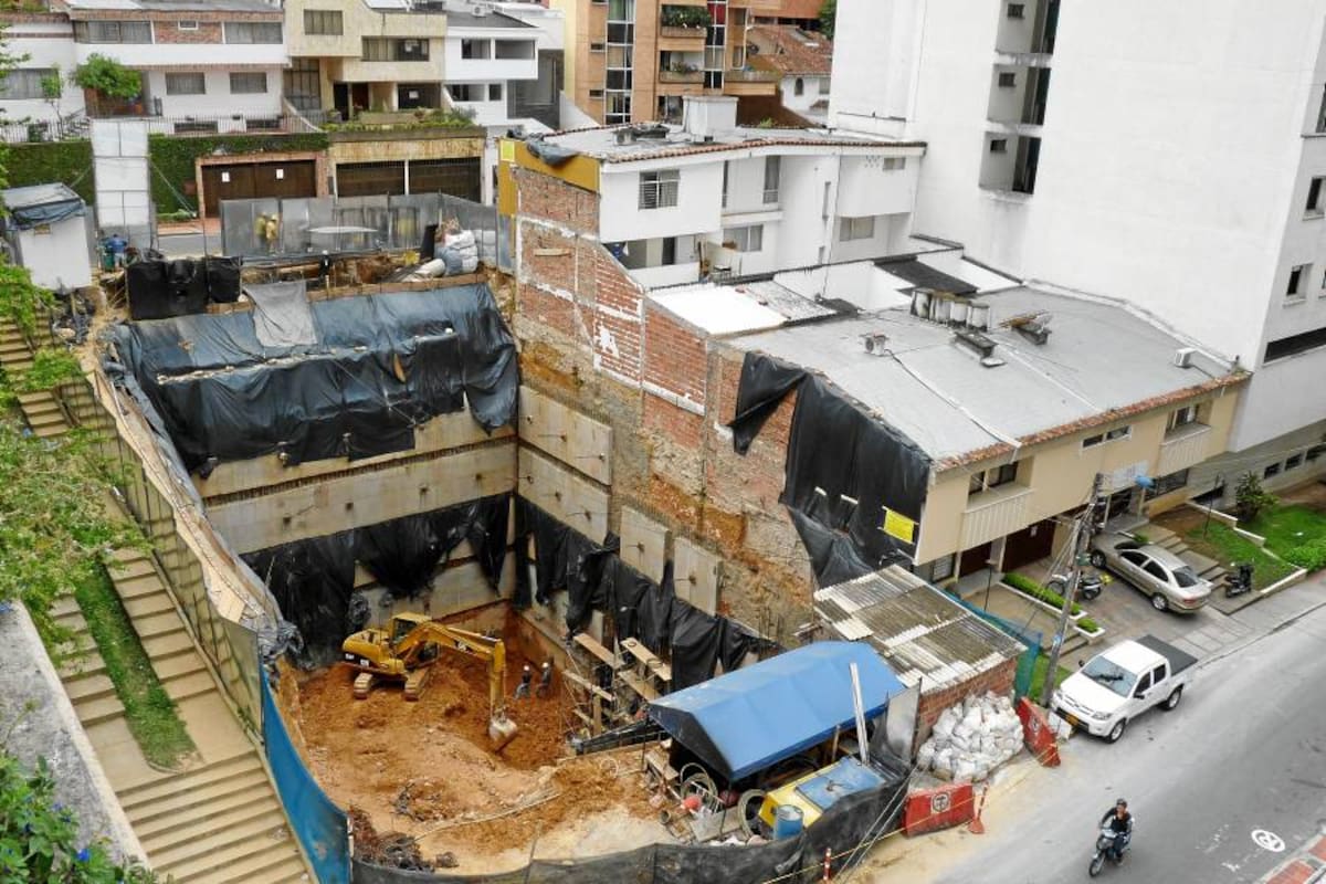 Riesgo en una casa por excavaciones en Cabecera (Foto: Nelson Díaz/ VANGUARDIA LIBERAL)