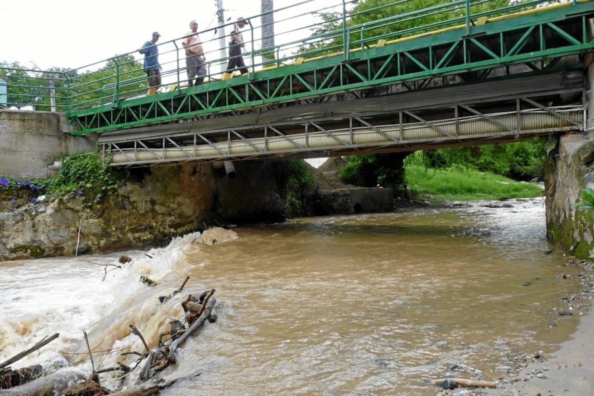 Hombre que cayó al Río de Oro sobrevivió aferrado a una rama (Foto: Nelson Díaz/VANGUARDIA LIBERAL)