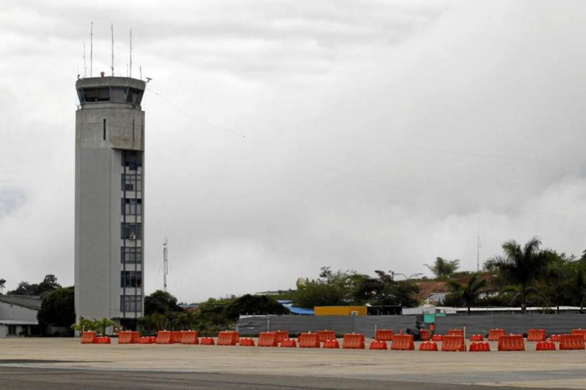 Para este fin de semana se espera que se repavimenten 900 metros de la pista principal del aeropuerto Palonegro. (Foto: NELSON DÍAZ / VANGUARDIA LIBERAL)