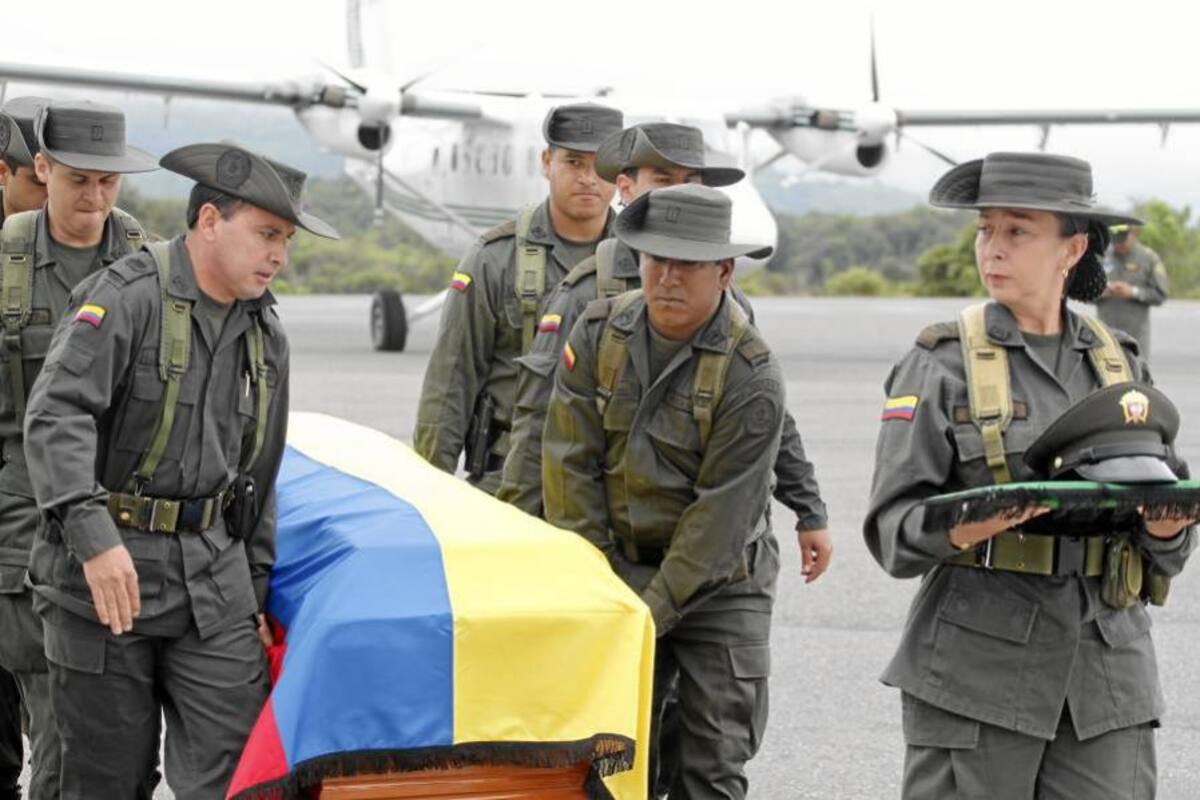 Llegan a Bucaramanga los cuerpos de los dos policías de Santander muertos en La Gabarra (Foto: NELSON DÍAZ / VANGUARDIA LIBERAL)