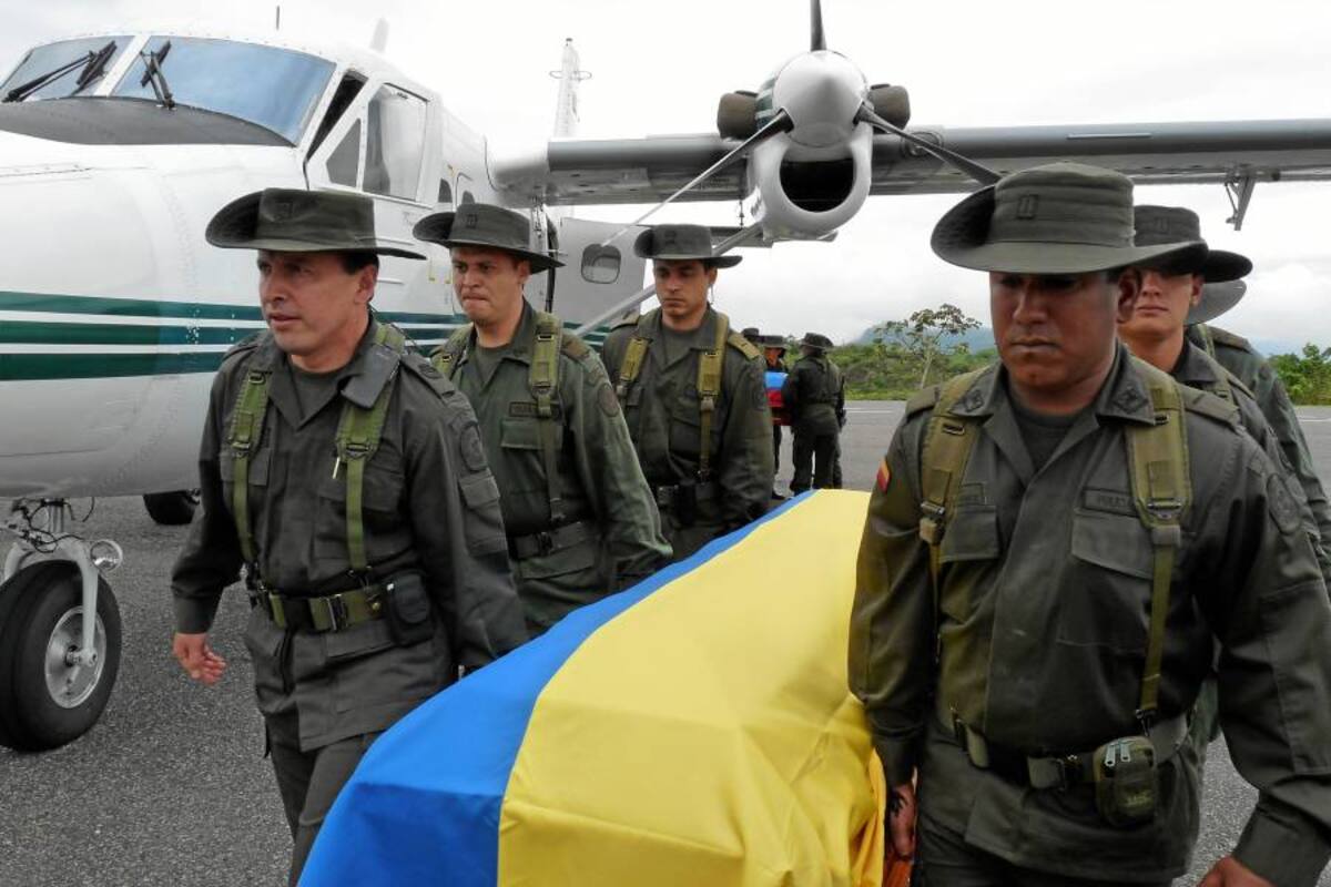 Llegan a Bucaramanga los cuerpos de los dos policías de Santander muertos en La Gabarra (Foto: NELSON DÍAZ / VANGUARDIA LIBERAL)
