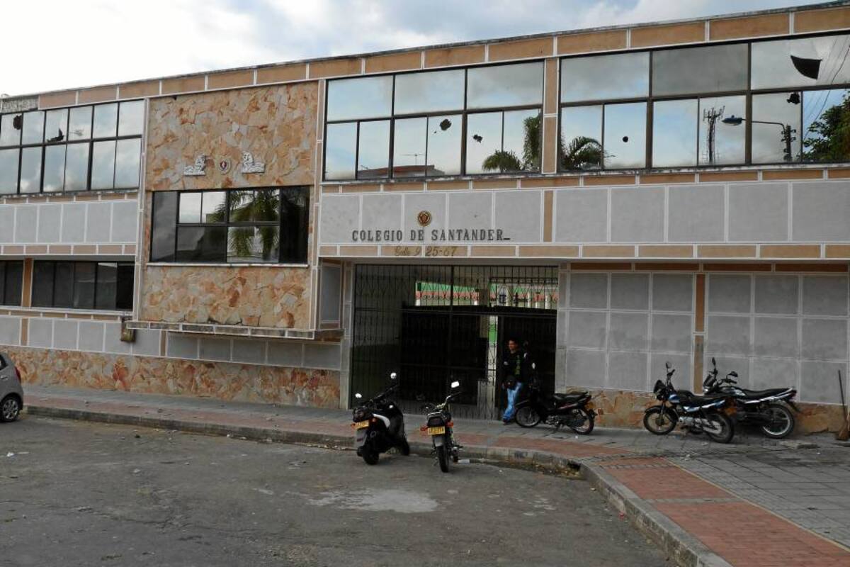 Estudiantes lanzaron piedras contra el Colegio Santander (Foto: Nelson Díaz/ VANGUARDIA LIBERAL)