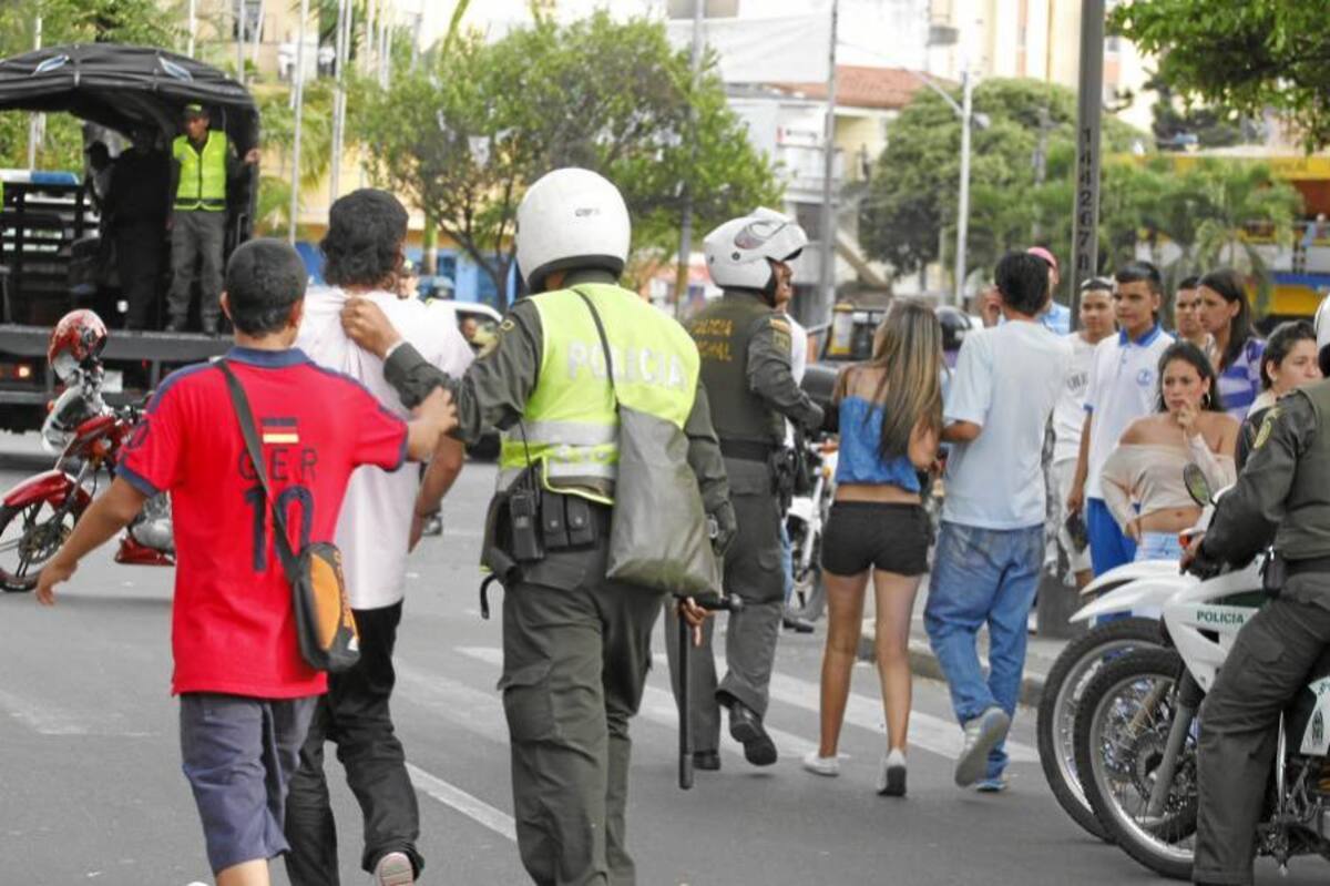 Estudiantes lanzaron piedras contra el Colegio Santander (Foto: Nelson Díaz/ VANGUARDIA LIBERAL)