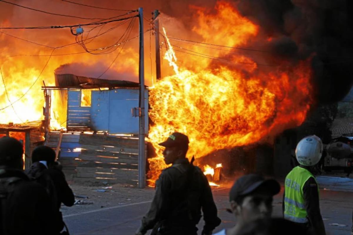 Dramáticos instantes se registraron tras el voraz incendio que consumió el sector de las bodegas en el barrio Café Madrid (Foto: Nelson Díaz/ VANGUARDIA LIBERAL)