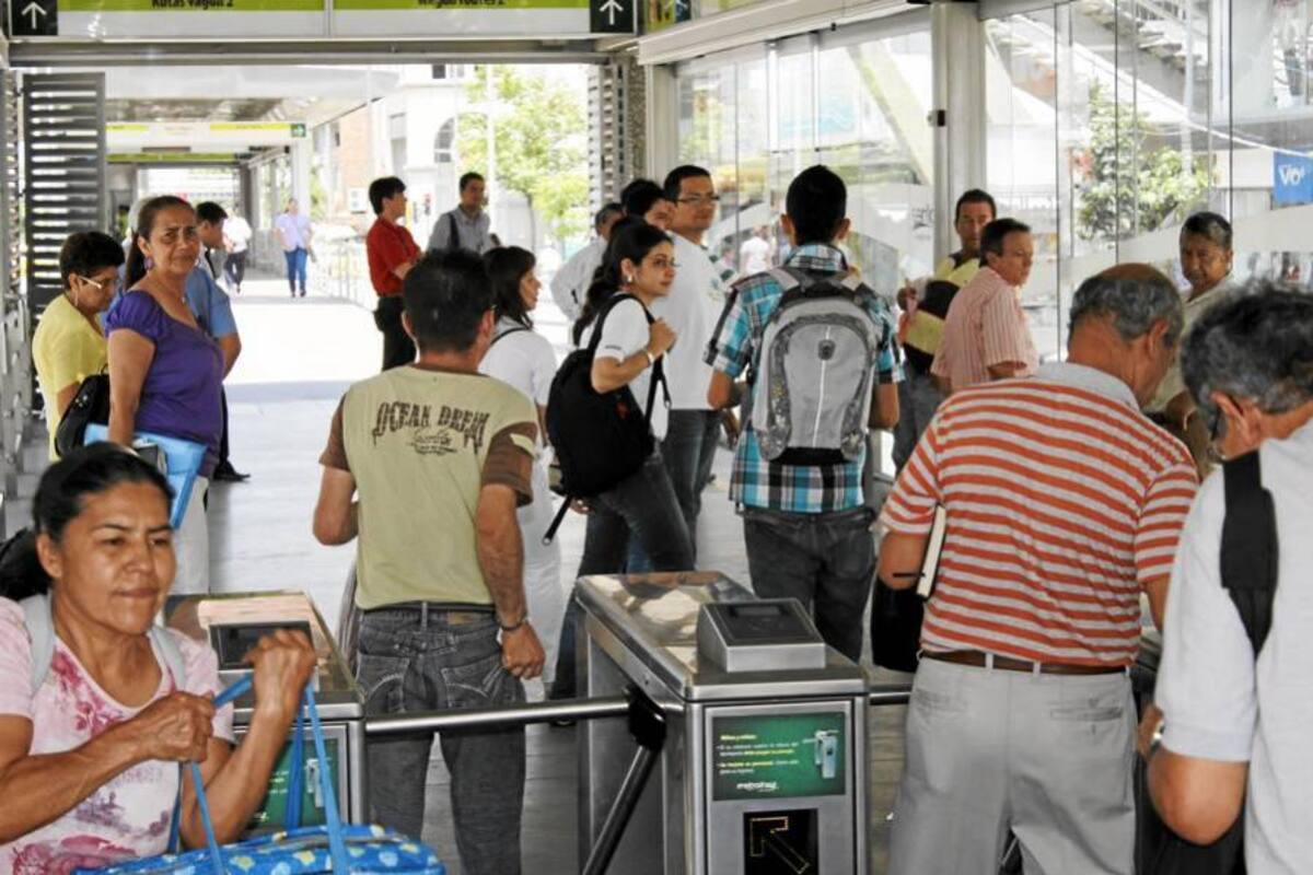 Usuarios ‘rajan’ a Metrolínea en el 'Día sin carro' (Foto: Nelson Díaz/ VANGUARDIA LIBERAL)