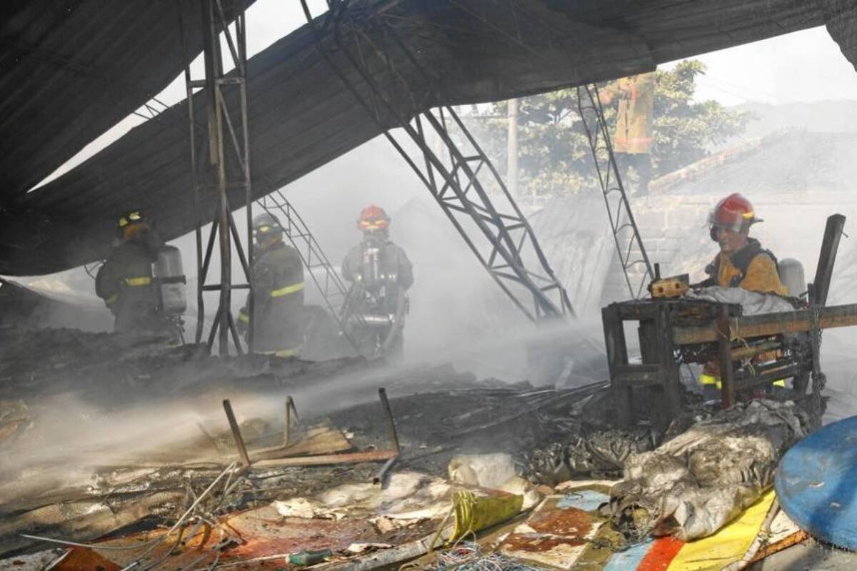 Controlado incendio en bodega en el Norte de Bucaramanga (Foto: Nelson Díaz/ VANGUARDIA LIBERAL)