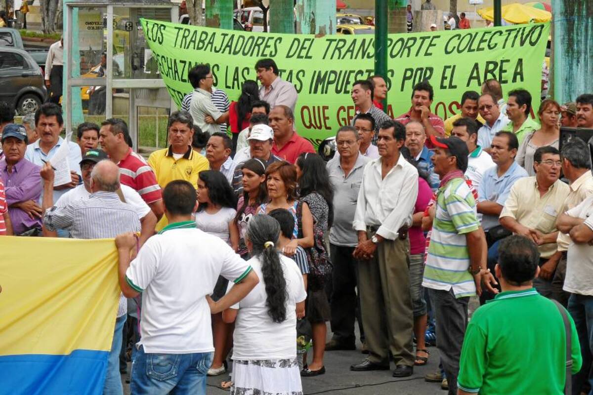 Transportadores y sindicalistas protestan frente a la Alcaldía de Bucaramanga (Foto: Nelson Díaz/ VANGUARDIA LIBERAL)