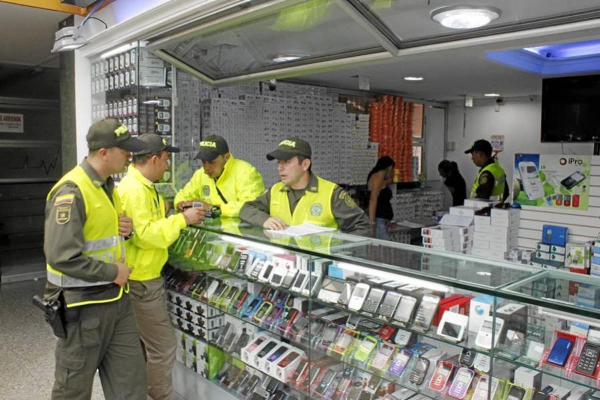 Policía adelanta operativo contra celulares de contrabando en ‘Bucacentro’ (Foto: Nelson Díaz/ VANGUARDIA LIBERAL)