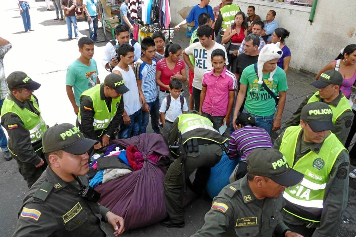 Policía realiza operativos en contra del contrabando en el centro de Bucaramanga (Foto: Nelson Díaz/ VANGUARDIA LIBERAL)