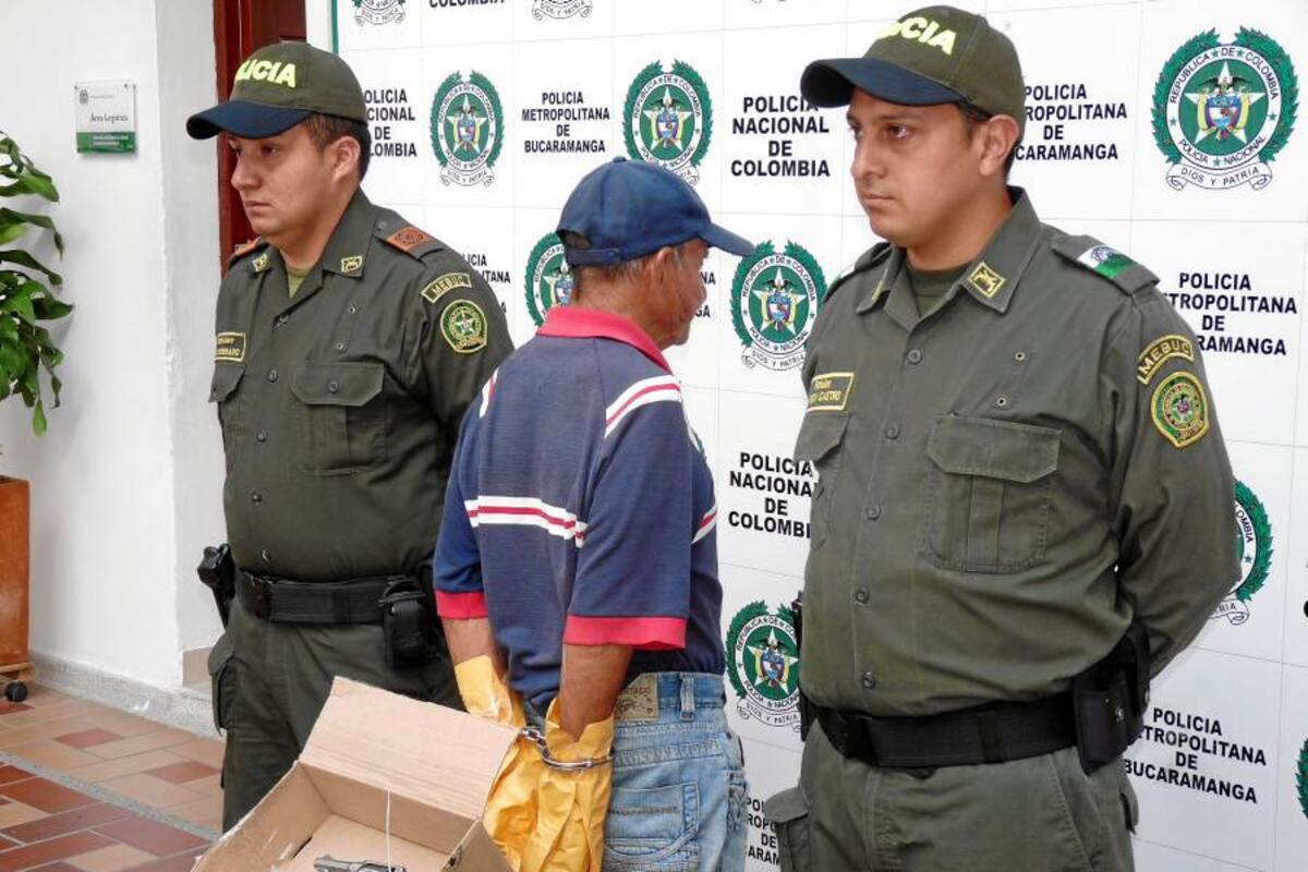 El capturado, un hombre de 83 años, deberá responder por los delitos de homicidio agravado y porte ilegal de armas de fuego. Al homicida le embalaron las manos para realizarle la prueba de ab-sorción atómica. (Foto: Nelson Díaz/ VANGUARDIA LIBERAL)