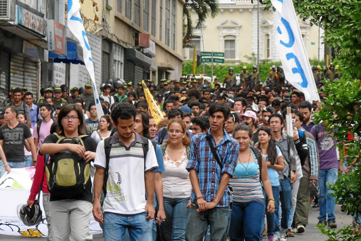 Estudiantes de la UIS marcharon para exigir la elección del rector (Foto: NELSON DÍAZ/VANGUARDIA LIBERAL)