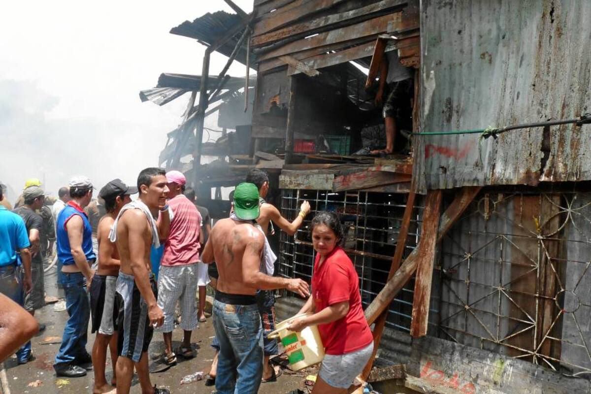 “Los que no pudieron acomodarse en ranchitos, les tocó dormir en la calle” (Foto: Nélson Díaz/VANGUARDIA LIBERAL)