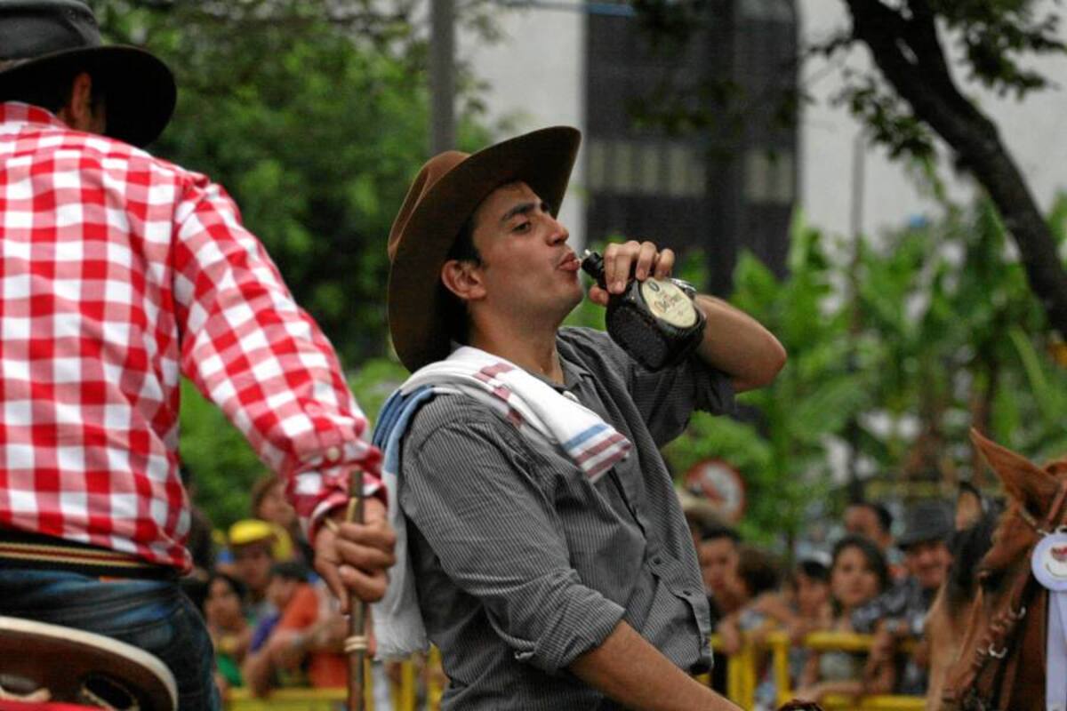 Tuiteros denunciaron en las redes venta y consumo de licor durante la cabalgata (Foto: Nelson Díaz/ VANGUARDIA LIBERAL)