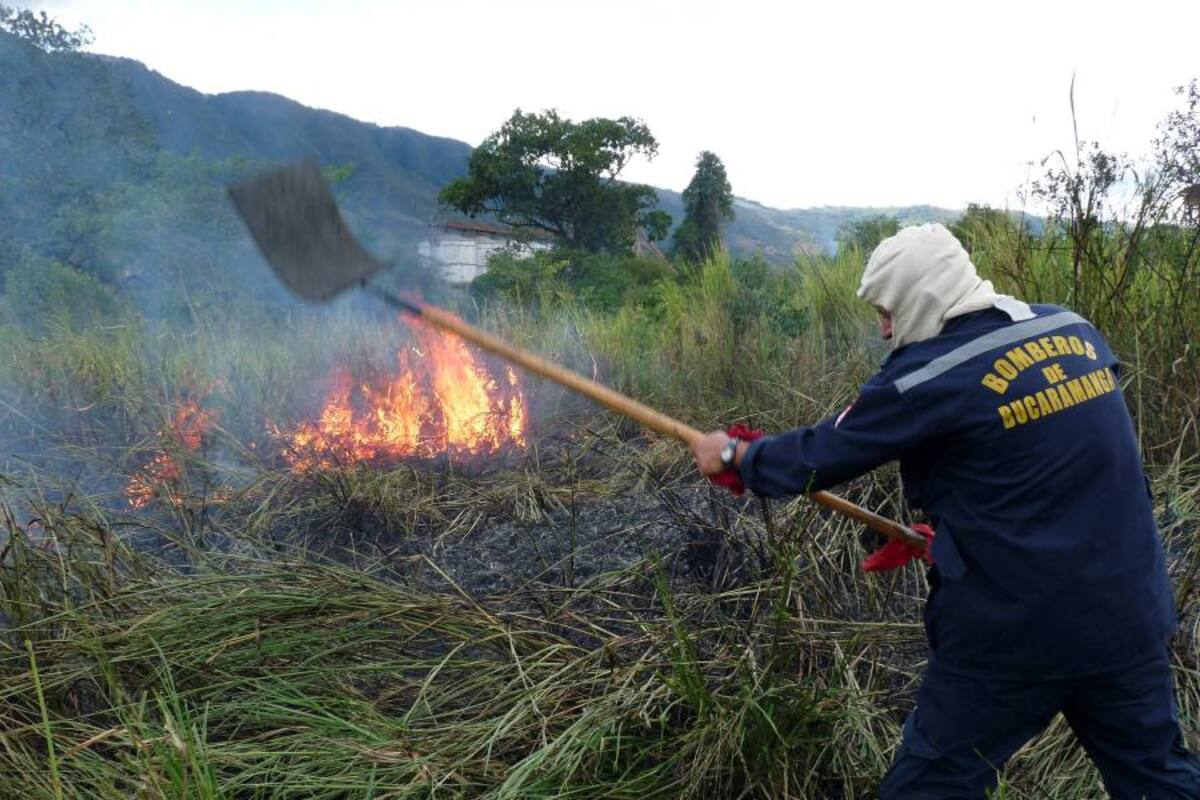 Bomberos intentan apagar incendios en Bucaramanga y Girón (Foto: Archivo/VANGUARDIA LIBERAL)