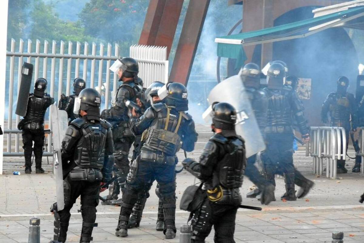 Seis heridos, un capturado y daños en la planta física dejaron disturbios en la UIS (Foto: Nelson Díaz/ VANGUARDIA LIBERAL)