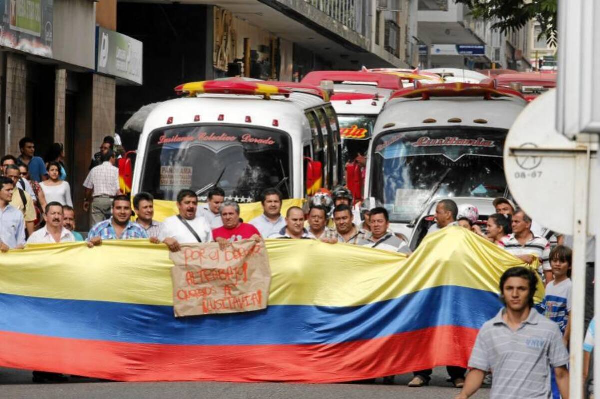 Conductores de busetas públicas realizaron “plan tortuga” en Bucaramanga (Foto: Nelson Díaz/ VANGUARDIA LIBERAL)