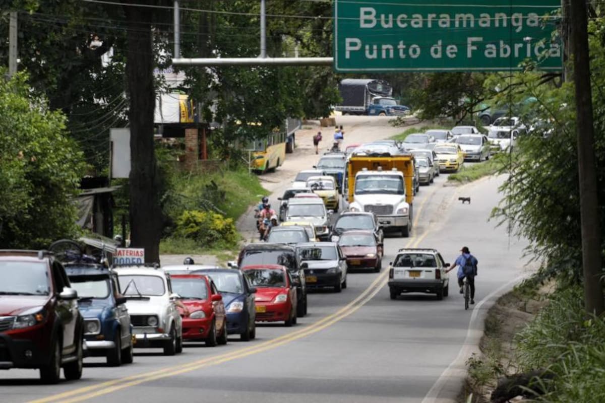 Trancones moderados en las carreteras de Santander en este puente (Foto: NELSON DÍAZ/VANGUARDIA LIBERAL)