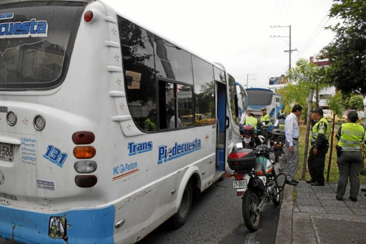 17 buses convencionales fueron inmovilizados por infringir acuerdo con el AMB (Foto: Nelson Díaz/ VANGUARDIA LIBERAL)