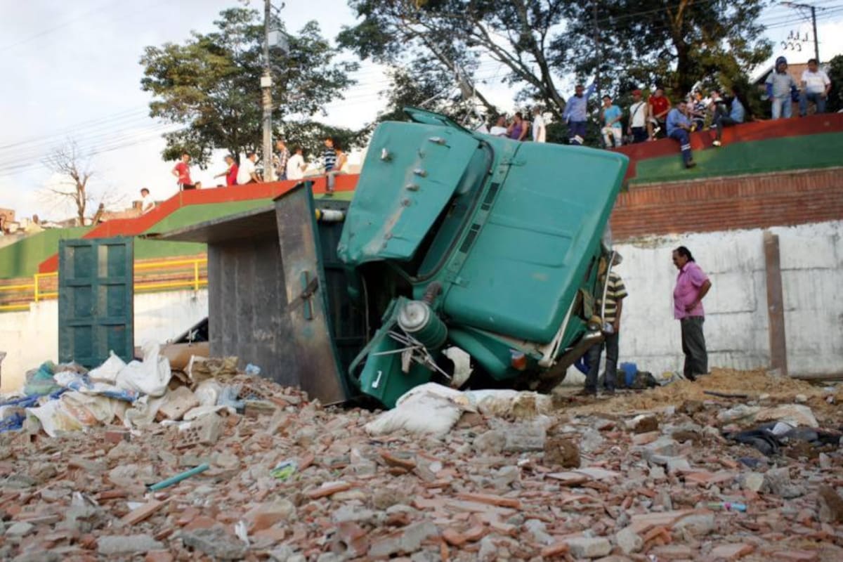 Volqueta estuvo a punto de ocasionar una tragedia en Floridablanca (Foto: Nelson Díaz/ VANGUARDIA LIBERAL)