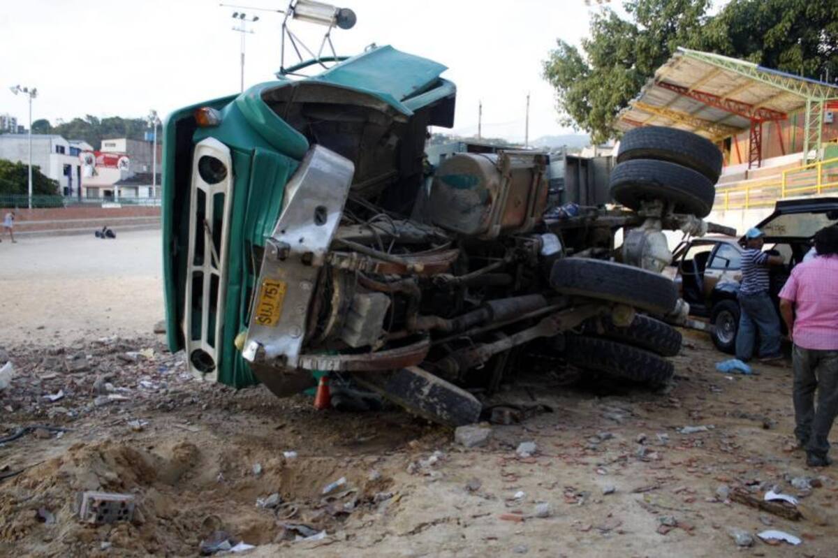 Volqueta estuvo a punto de ocasionar una tragedia en Floridablanca (Foto: Nelson Díaz/ VANGUARDIA LIBERAL)