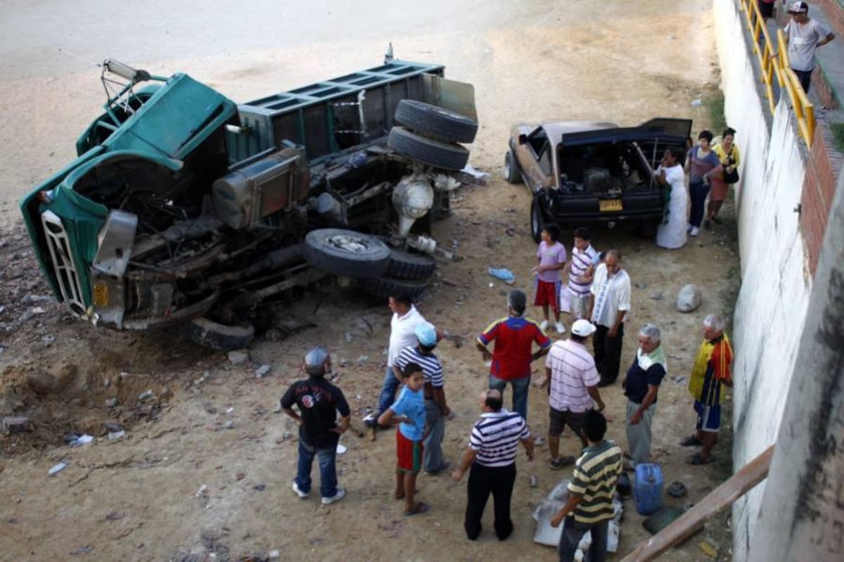 Volqueta estuvo a punto de ocasionar una tragedia en Floridablanca (Foto: Nelson Díaz/ VANGUARDIA LIBERAL)